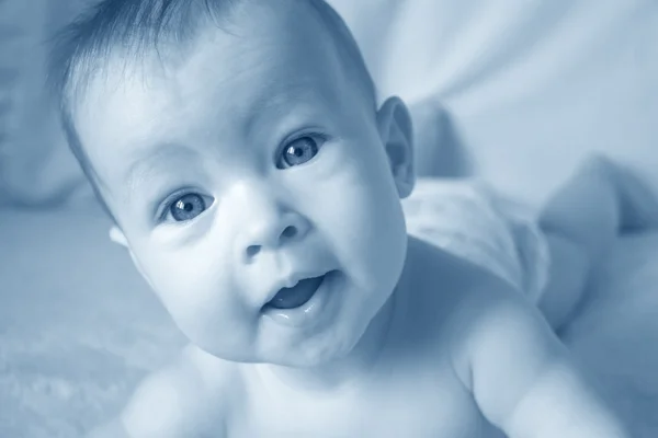 Baby närbild i blått — Stockfoto