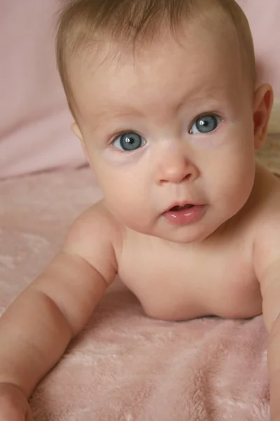 腹に女の赤ちゃん — ストック写真
