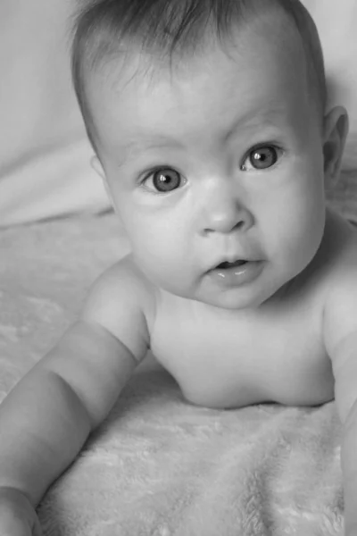 Baby Mädchen auf Bauch — Stockfoto