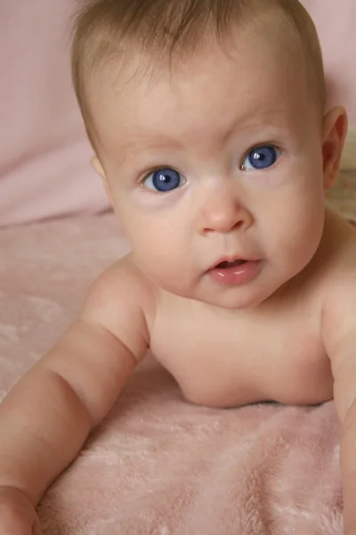 Девочка с голубыми глазами — стоковое фото