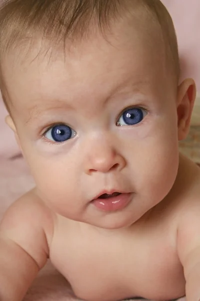 Bébé fille aux yeux bleus — Photo