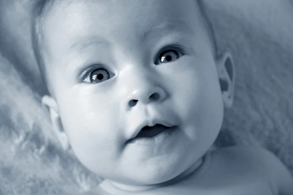 Baby face närbild i blått — Stockfoto