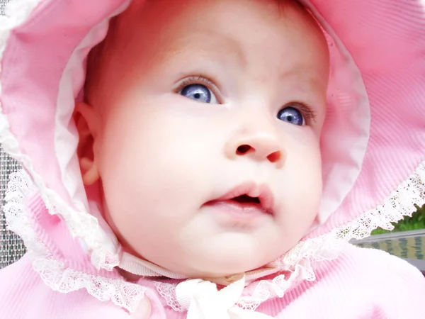 Babymeisje met roze hoed op — Stockfoto