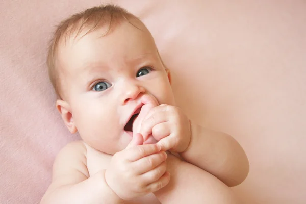 Bambino ragazza con piede nella sua bocca — Foto Stock