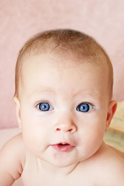 Kék szemű baba lány, haj megragadt fel — Stock Fotó