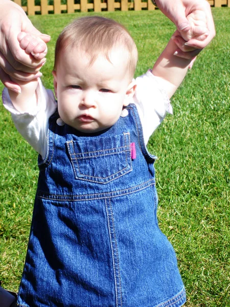 Baby flicka lära sig gå — Stockfoto