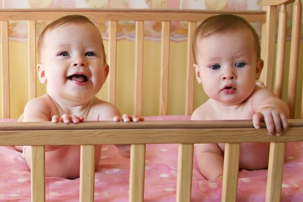 Дитячі дівчата в ліжечку - Triplets — стокове фото