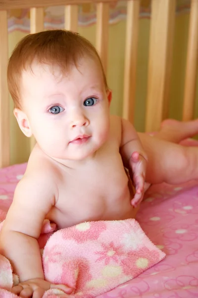 Menina bebê em seu berço — Fotografia de Stock