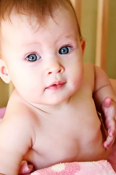 Menina bebê em seu berço — Fotografia de Stock