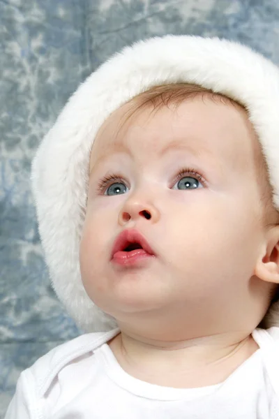 Bébé fille dans le chapeau de Noël — Photo