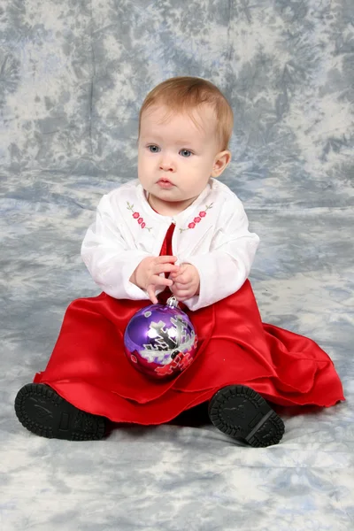 Menina bebê no vestido de Natal vermelho — Fotografia de Stock