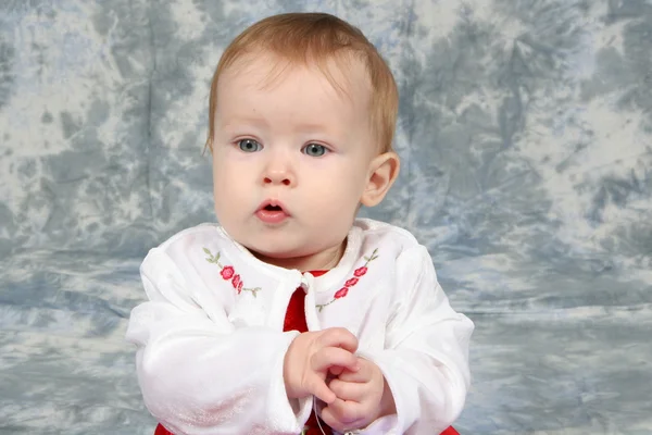 Bebé niña en vestido de Navidad 2 — Foto de Stock