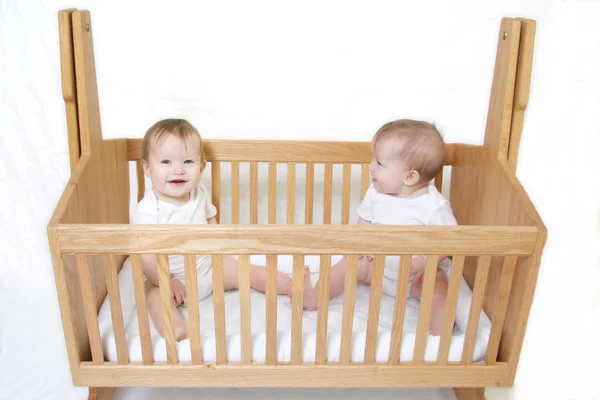 Baby tweeling in wieg — Stockfoto