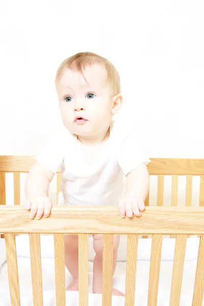 Baby i stående i spjälsäng — Stockfoto