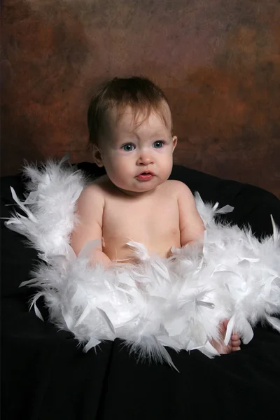 Bambino avvolto in piume — Foto Stock