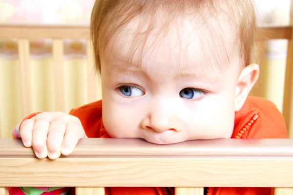 Ребенок, укушенный в детскую кроватку — стоковое фото