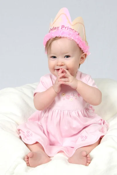 Bebé con sombrero de cumpleaños y las manos juntas —  Fotos de Stock