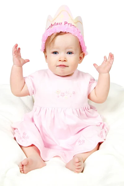 वाढदिवस हॅट आणि हवाई वर हात सह बेबी मुलगी — स्टॉक फोटो, इमेज