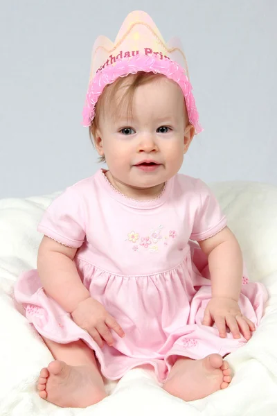 Menina bebê com chapéu de aniversário — Fotografia de Stock