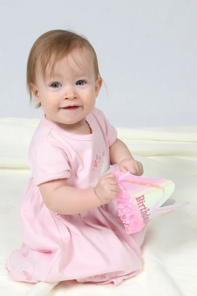 Menina bebê com chapéu de aniversário — Fotografia de Stock