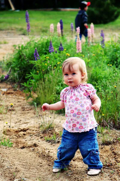 Bebê menina andando fora — Fotografia de Stock