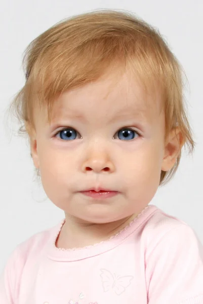 Baby flicka tagit närbild av ansikte — Stockfoto