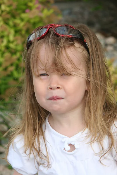 Adorabile bambina isolata su sfondo bianco — Foto Stock