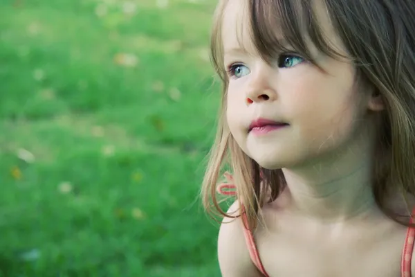 Очаровательная маленькая девочка на белом фоне — стоковое фото