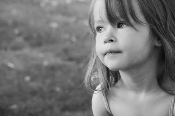 Очаровательная маленькая девочка на белом фоне — стоковое фото