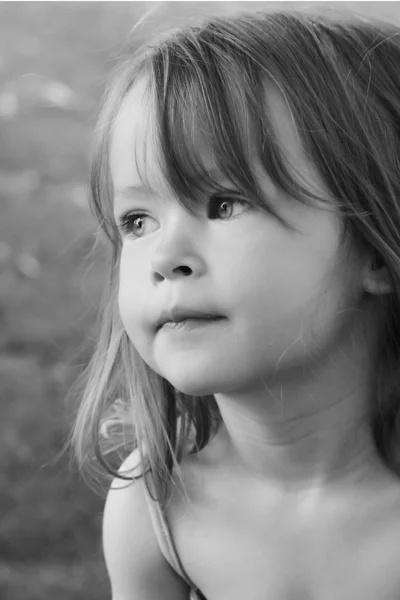 Aranyos kis lány, elszigetelt fehér background — Stock Fotó