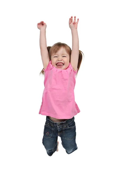 Очаровательная маленькая девочка изолирована Прыжки в воздухе на белом фоне — стоковое фото