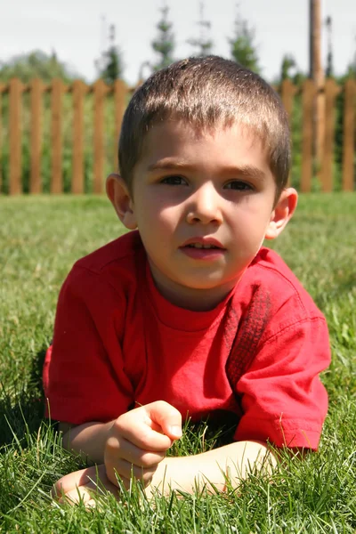 Αγόρι στο χόρτο — Φωτογραφία Αρχείου