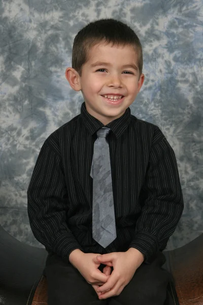 Αγόρι ντυμένος με πουκάμισο και γραβάτα — Φωτογραφία Αρχείου