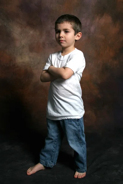 Pojken står med armarna vikta — Stockfoto