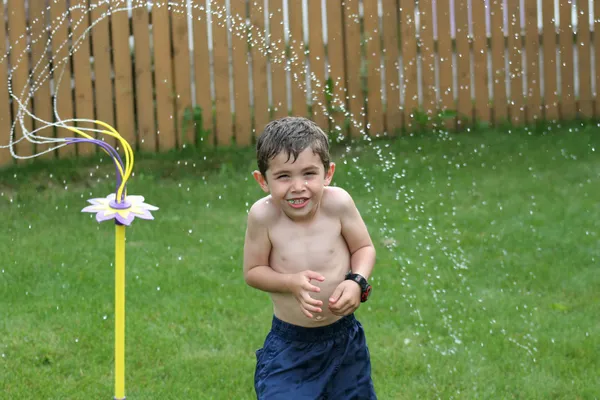 Pojke utomhus i vatten — Stockfoto