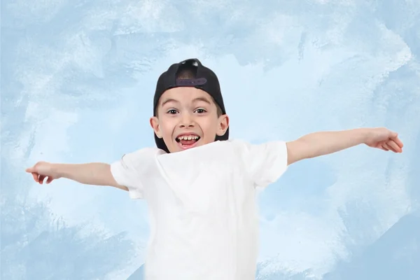 Чарівний маленький хлопчик ізольований на білому тлі — стокове фото