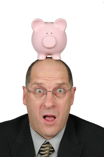 Деловой человек со свиным банком на голове и открытым ртом — стоковое фото