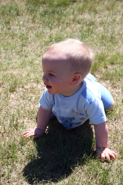 Маленький хлопчик у траві — стокове фото