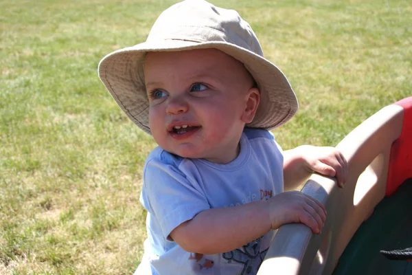 Kleine jongen opknoping op wagen — Stockfoto