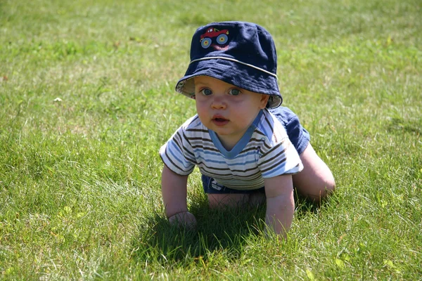 Dziecko w trawie 2 — Zdjęcie stockowe
