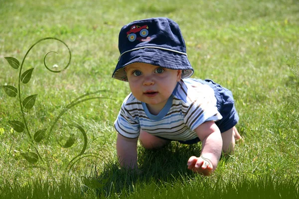 Ребенок в траве — стоковое фото