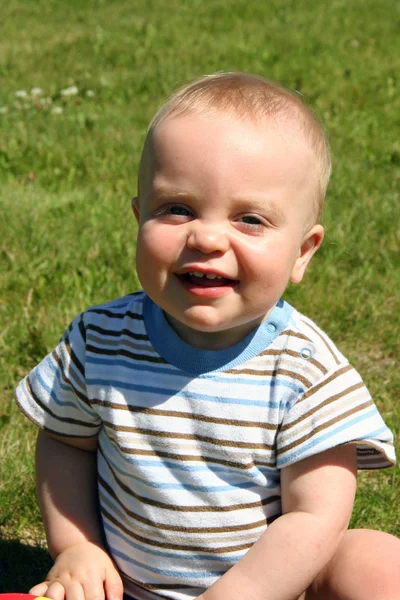 Lycklig liten pojke — Stockfoto