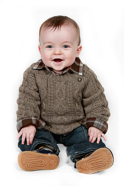 Aranyos kisfiú pózol a kamera — Stock Fotó