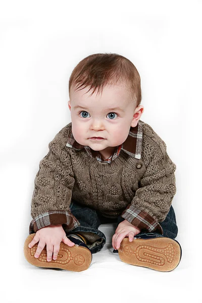 Netter kleiner Junge posiert für die Kamera — Stockfoto
