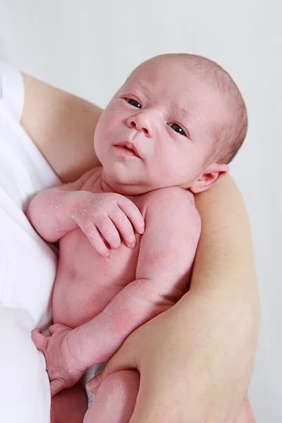 Nyfött barn i mammas armar — Stockfoto