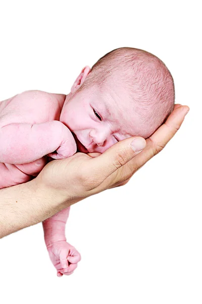 Nyfött barn i pappas Hand — Stockfoto