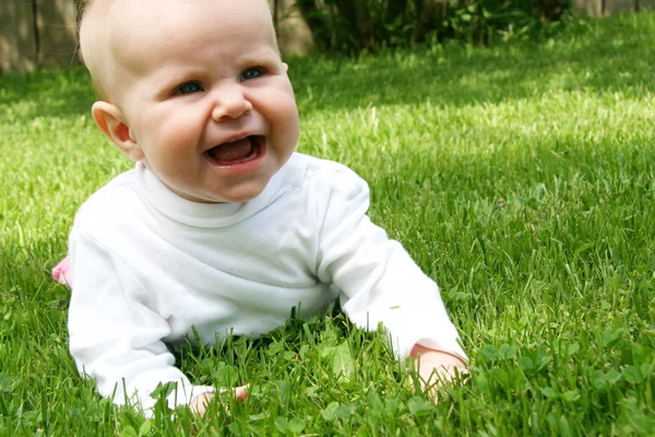Bebé niña en la hierba —  Fotos de Stock