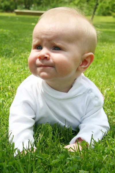 Bébé fille en herbe — Photo