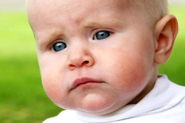 Bebê tomado close-up com rosto triste — Fotografia de Stock