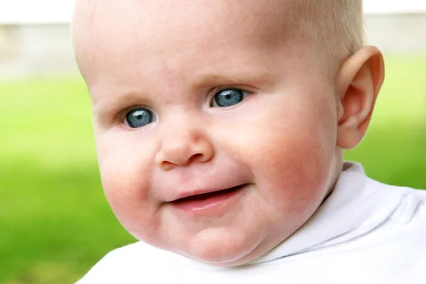 Fechar-se de pequenos bebês rosto com sorriso — Fotografia de Stock